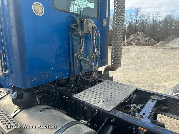 image for item EH6508 2012 Kenworth T800 semi truck