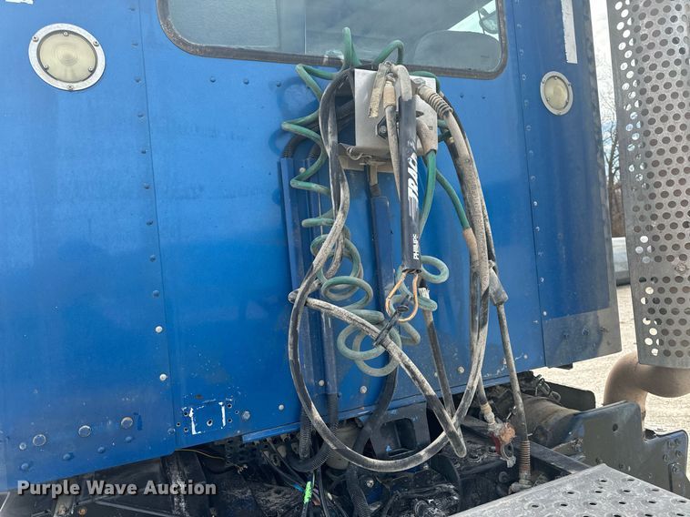 image for item EH6508 2012 Kenworth T800 semi truck