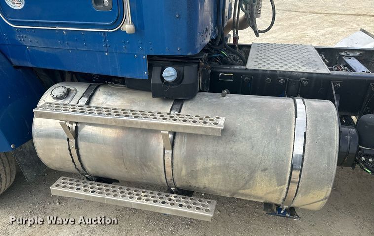 image for item EH6508 2012 Kenworth T800 semi truck