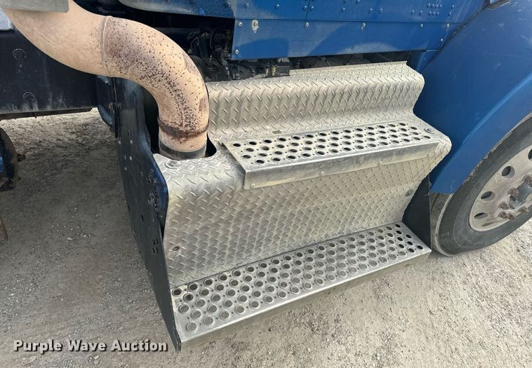 image for item EH6508 2012 Kenworth T800 semi truck