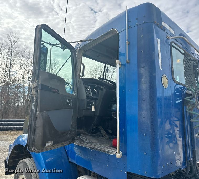 image for item EH6508 2012 Kenworth T800 semi truck