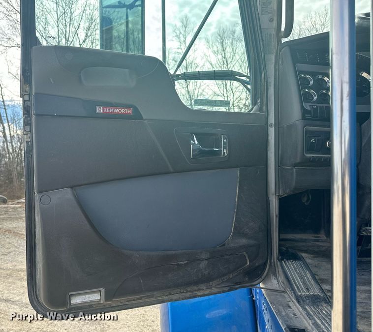 image for item EH6508 2012 Kenworth T800 semi truck