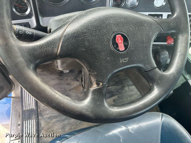 image for item EH6508 2012 Kenworth T800 semi truck