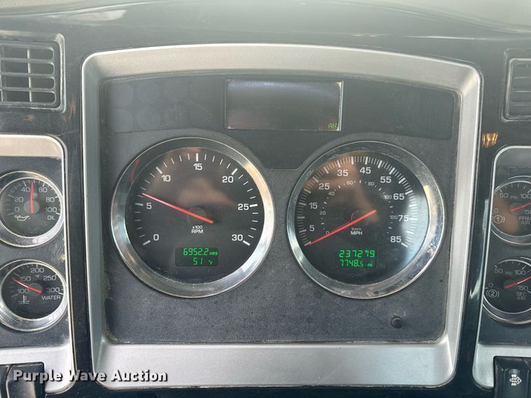 image for item EH6508 2012 Kenworth T800 semi truck