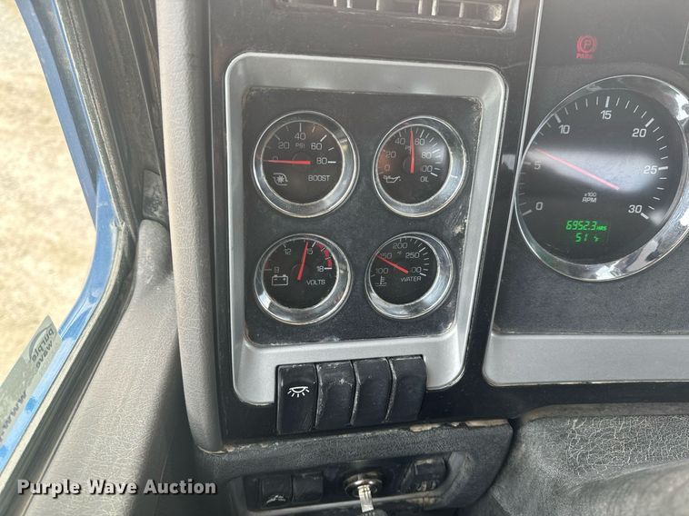 image for item EH6508 2012 Kenworth T800 semi truck