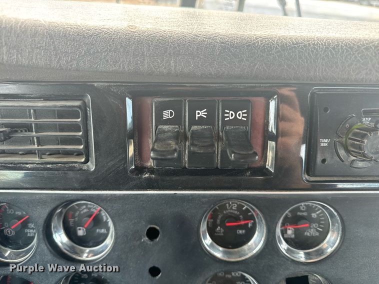 image for item EH6508 2012 Kenworth T800 semi truck