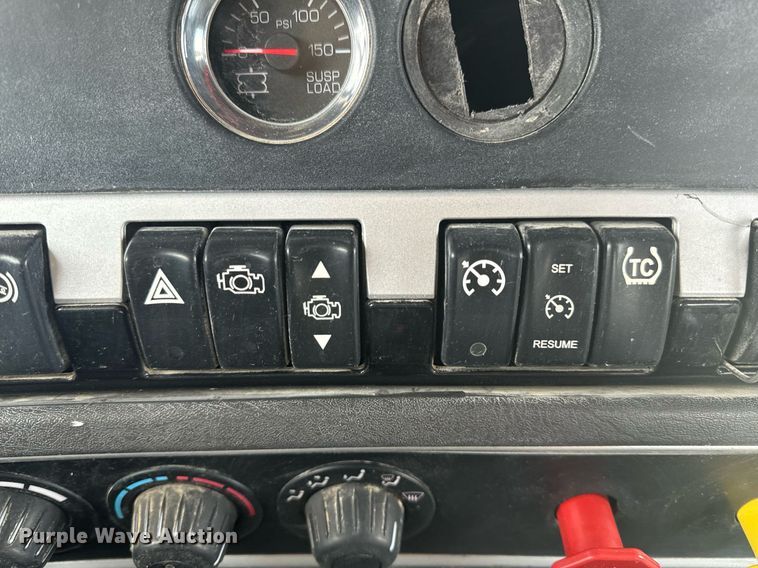 image for item EH6508 2012 Kenworth T800 semi truck