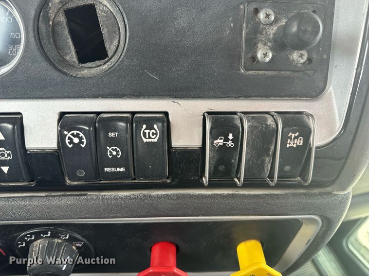 image for item EH6508 2012 Kenworth T800 semi truck