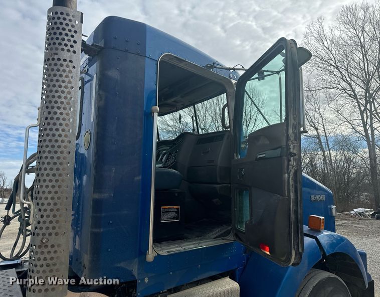 image for item EH6508 2012 Kenworth T800 semi truck