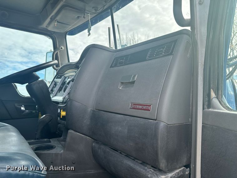 image for item EH6508 2012 Kenworth T800 semi truck