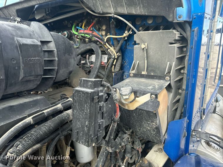 image for item EH6508 2012 Kenworth T800 semi truck