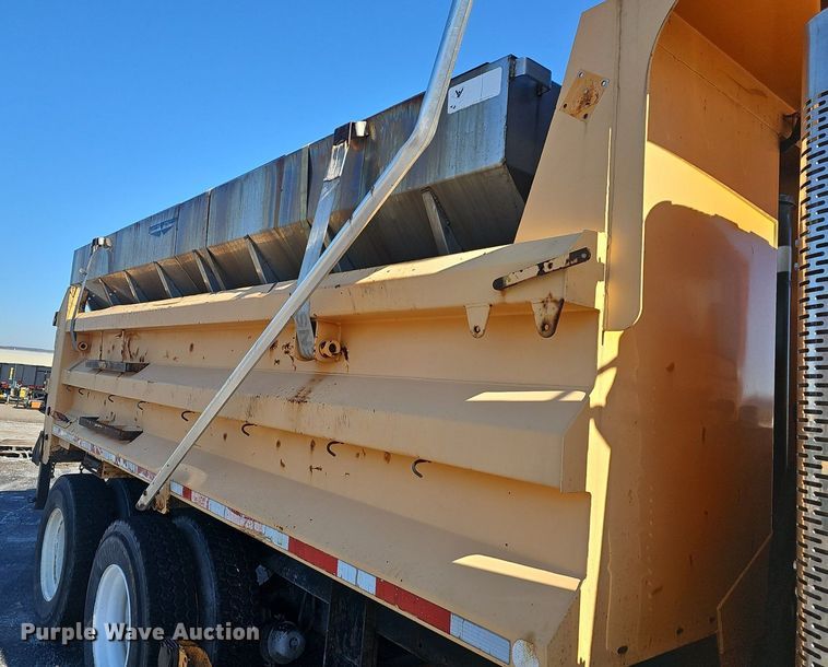 image for item EJ5879 2009 International 7400 dump truck