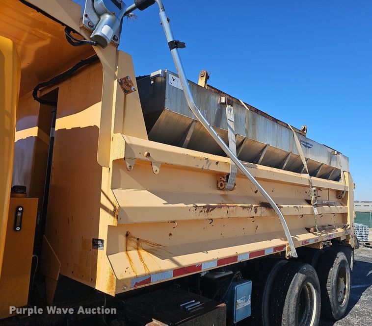 image for item EJ5879 2009 International 7400 dump truck