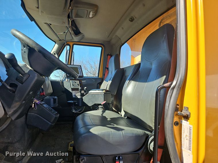 image for item EJ5879 2009 International 7400 dump truck