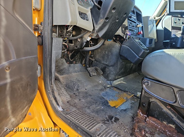 image for item EJ5879 2009 International 7400 dump truck