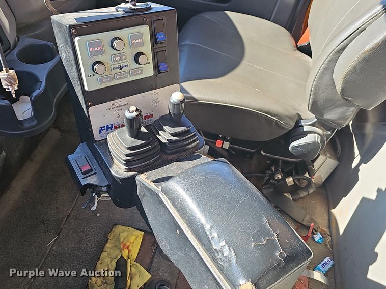 image for item EJ5879 2009 International 7400 dump truck