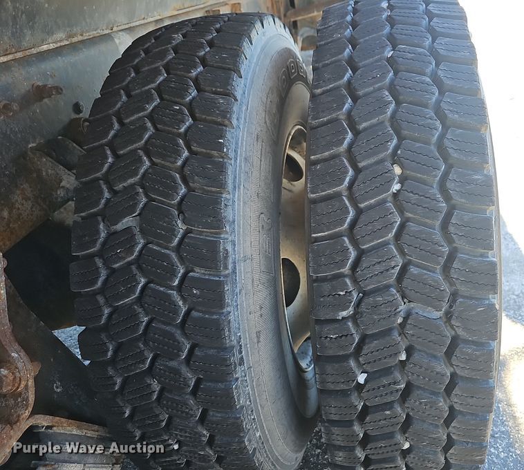 image for item EJ5879 2009 International 7400 dump truck