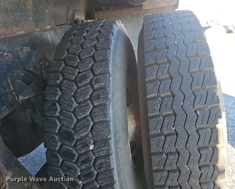 image for item EJ5879 2009 International 7400 dump truck