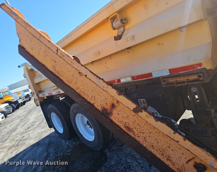 image for item EJ5881 2009 International 7500 dump truck