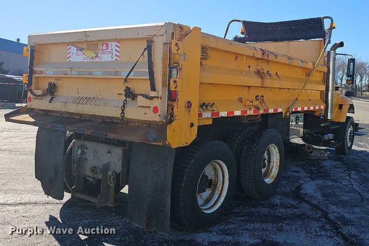 image for item EJ5882 2006 International 7400 dump truck