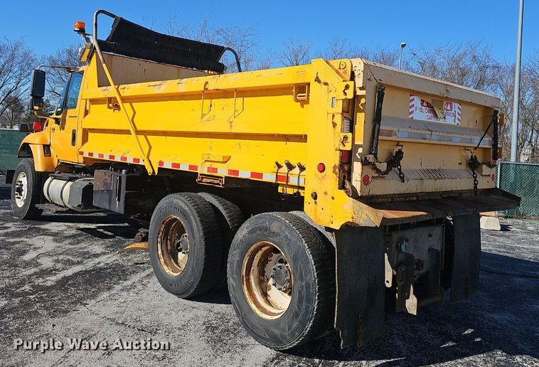 image for item EJ5882 2006 International 7400 dump truck