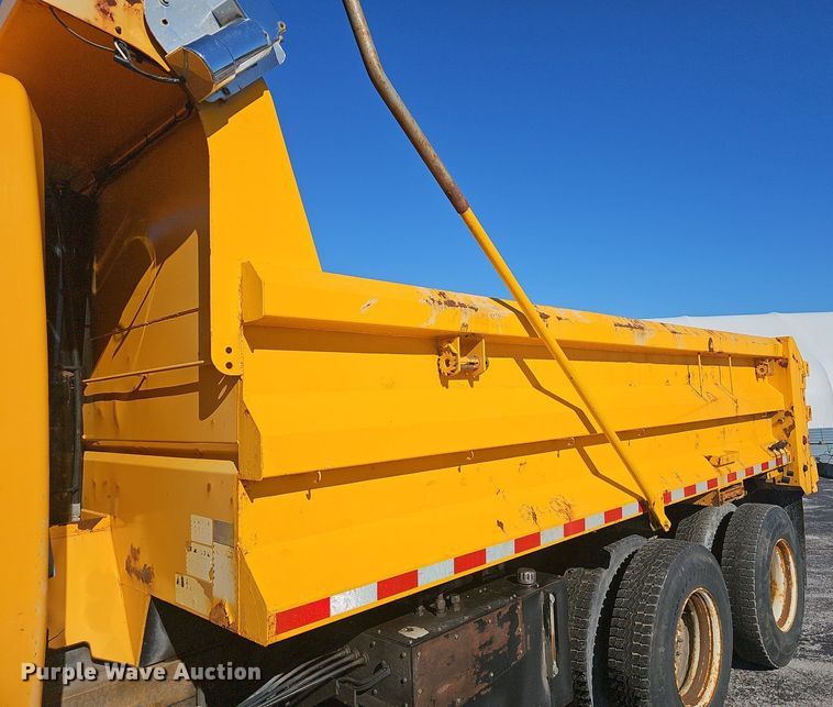 image for item EJ5882 2006 International 7400 dump truck