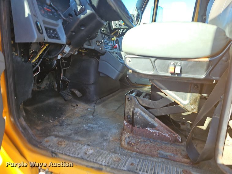 image for item EJ5882 2006 International 7400 dump truck