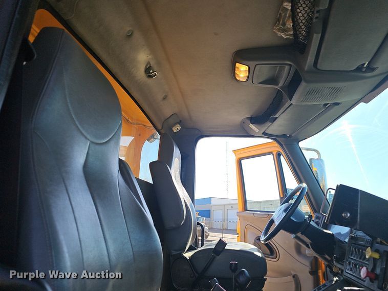 image for item EJ5882 2006 International 7400 dump truck