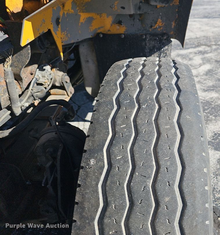 image for item EJ5882 2006 International 7400 dump truck