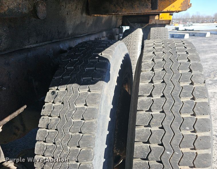 image for item EJ5882 2006 International 7400 dump truck