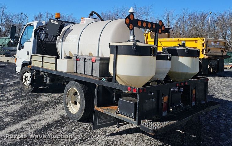 image for item EJ5890 2001 Isuzu NQR flatbed truck