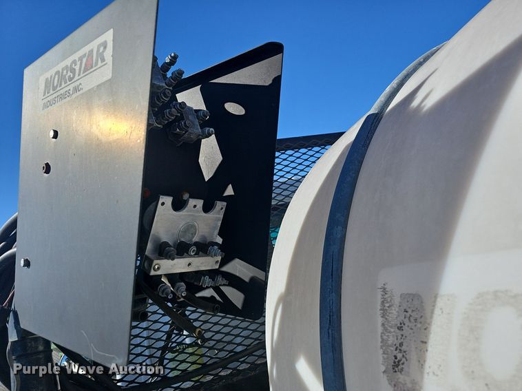 image for item EJ5890 2001 Isuzu NQR flatbed truck