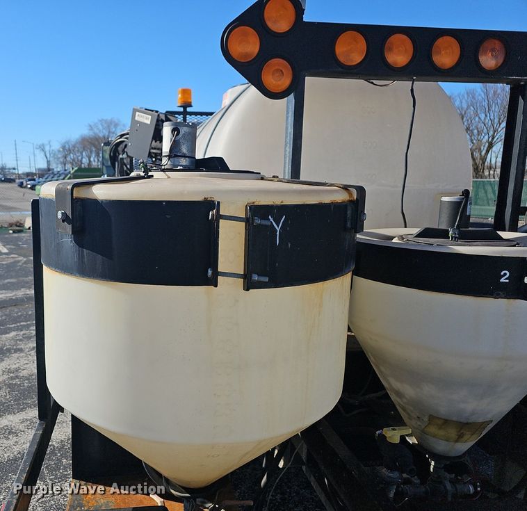 image for item EJ5890 2001 Isuzu NQR flatbed truck