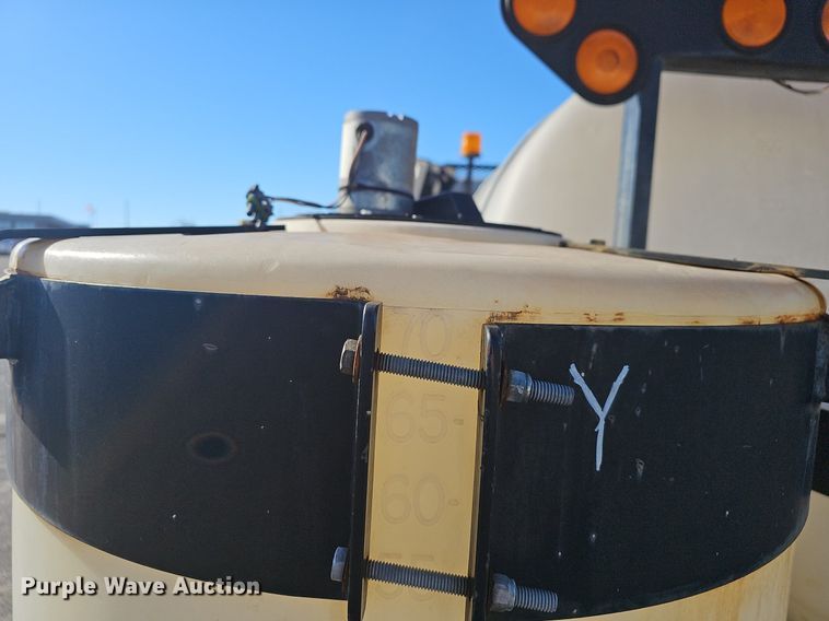 image for item EJ5890 2001 Isuzu NQR flatbed truck