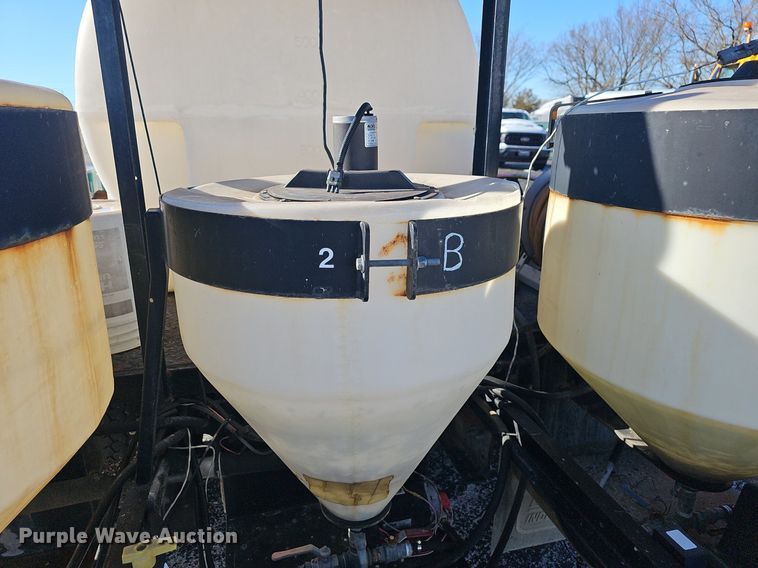 image for item EJ5890 2001 Isuzu NQR flatbed truck