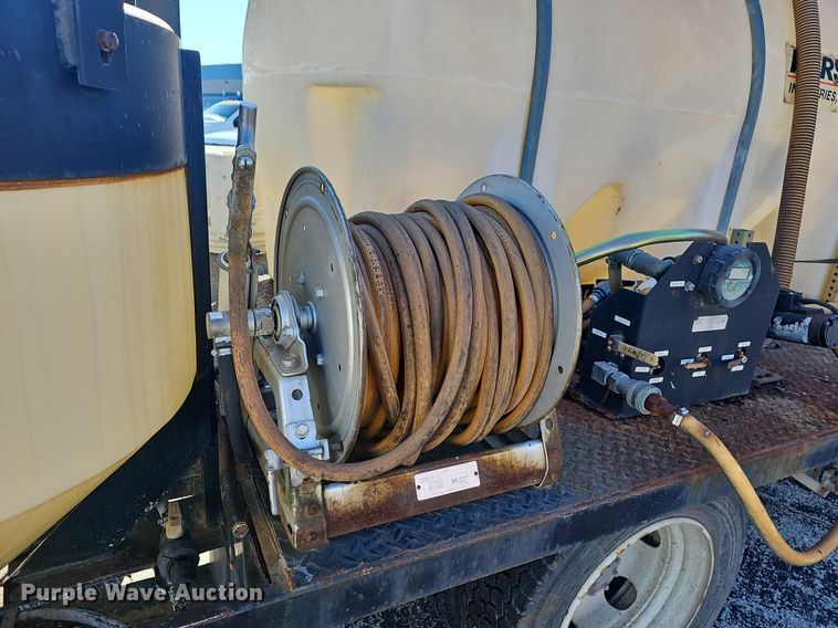 image for item EJ5890 2001 Isuzu NQR flatbed truck