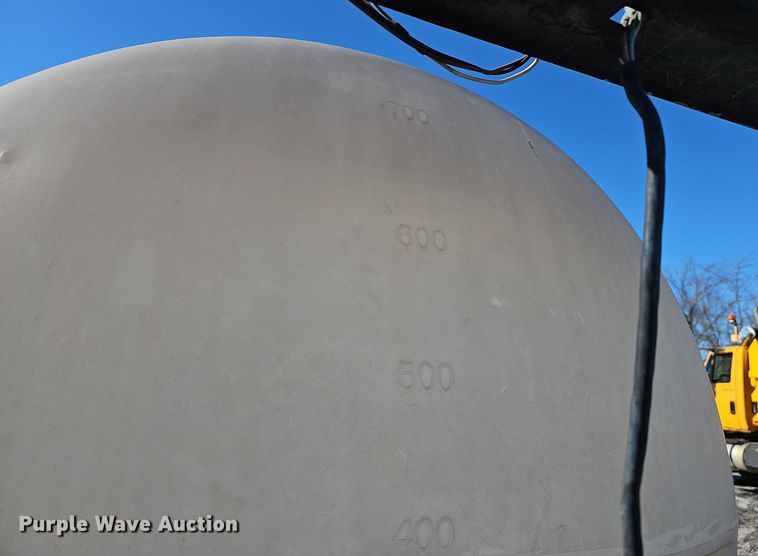 image for item EJ5890 2001 Isuzu NQR flatbed truck