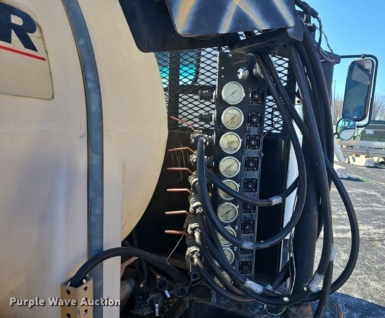 image for item EJ5890 2001 Isuzu NQR flatbed truck