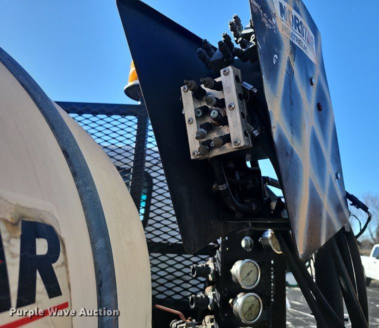 image for item EJ5890 2001 Isuzu NQR flatbed truck