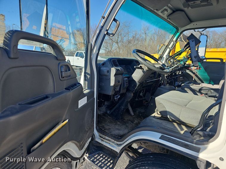 image for item EJ5890 2001 Isuzu NQR flatbed truck