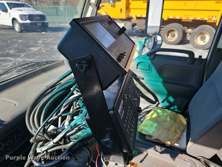 image for item EJ5890 2001 Isuzu NQR flatbed truck