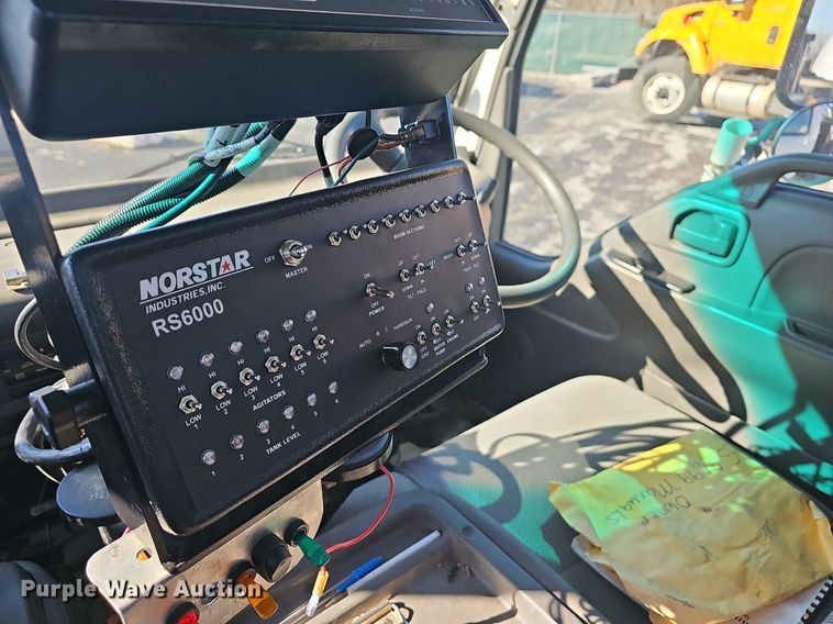 image for item EJ5890 2001 Isuzu NQR flatbed truck