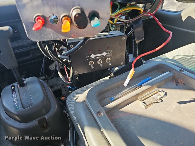 image for item EJ5890 2001 Isuzu NQR flatbed truck