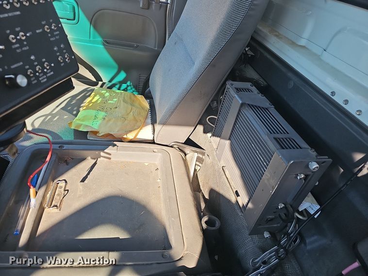 image for item EJ5890 2001 Isuzu NQR flatbed truck