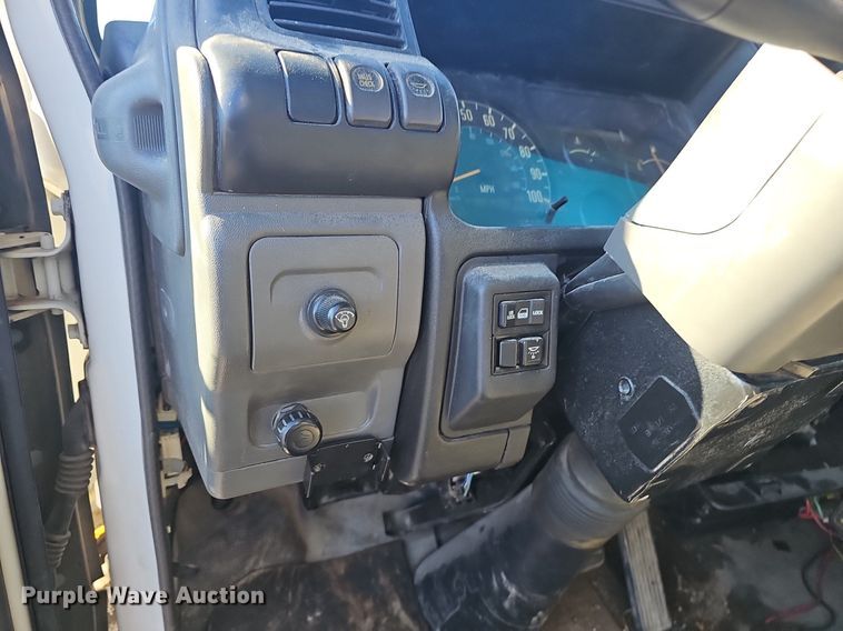 image for item EJ5890 2001 Isuzu NQR flatbed truck