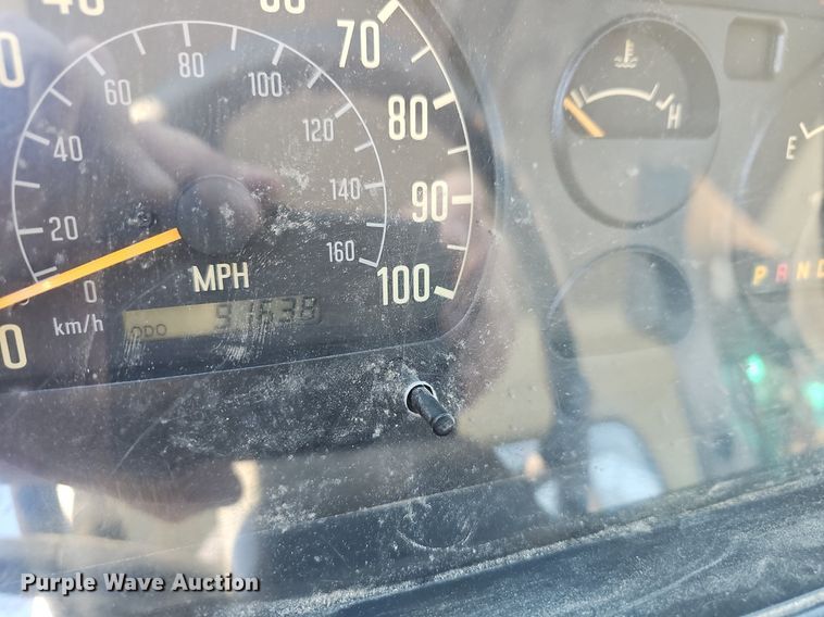 image for item EJ5890 2001 Isuzu NQR flatbed truck