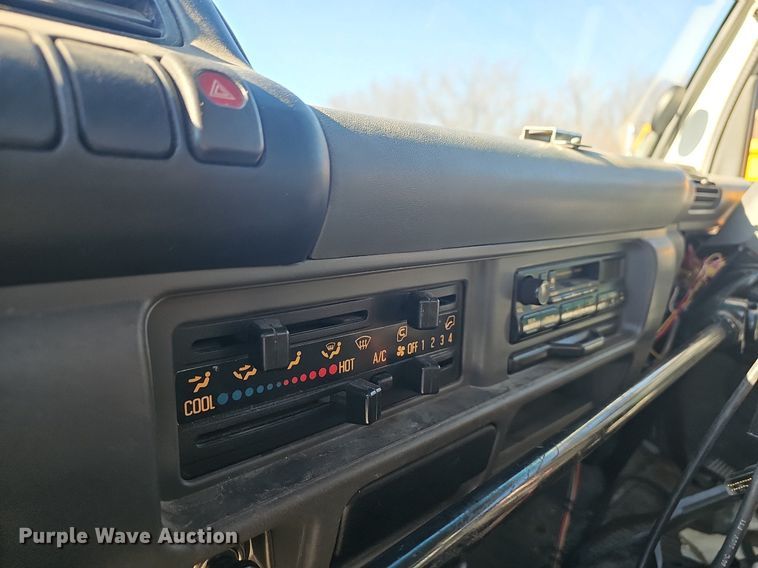 image for item EJ5890 2001 Isuzu NQR flatbed truck