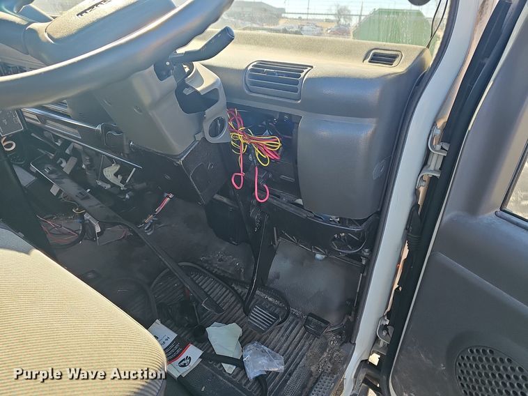 image for item EJ5890 2001 Isuzu NQR flatbed truck