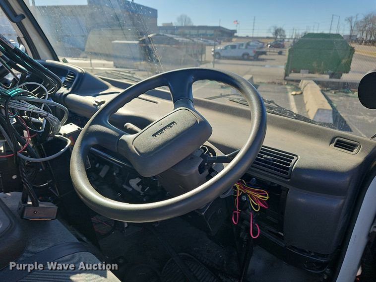 image for item EJ5890 2001 Isuzu NQR flatbed truck