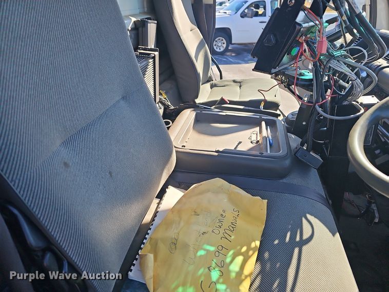 image for item EJ5890 2001 Isuzu NQR flatbed truck